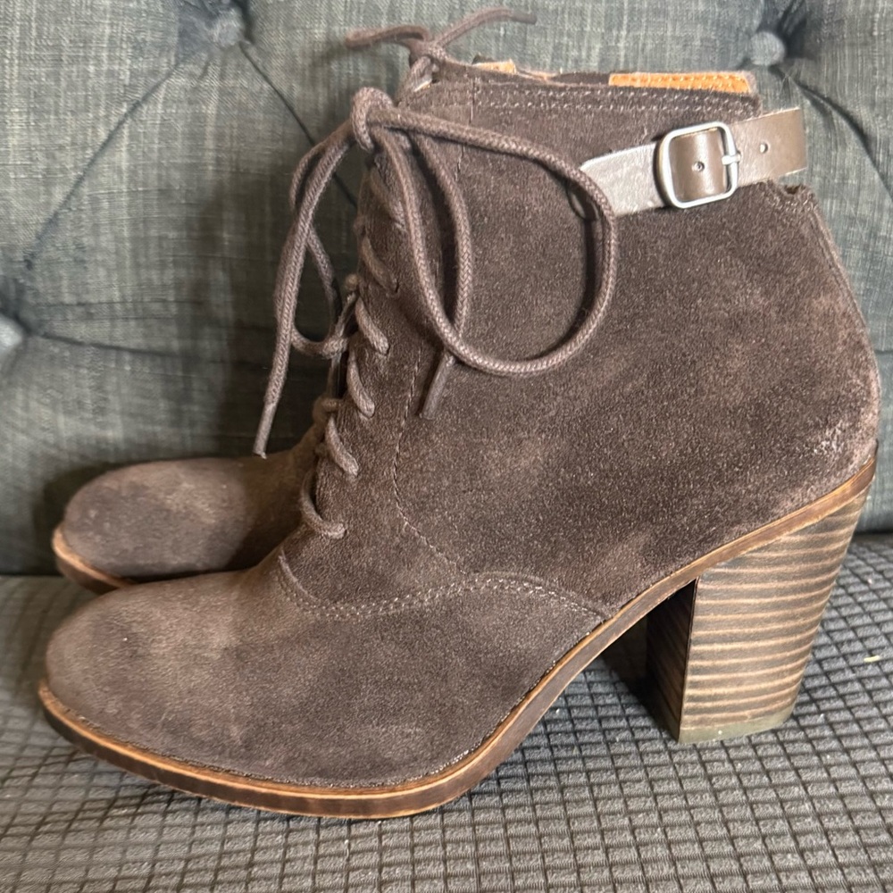 NWOT Lucky Brand Dark Brown Suede Ankle Booties women’s size 6